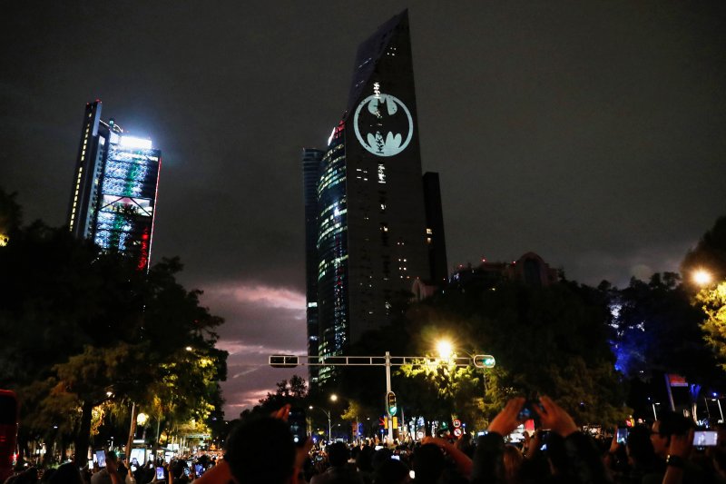 Bat Signal Kejutkan Warga 13 Kota Dunia